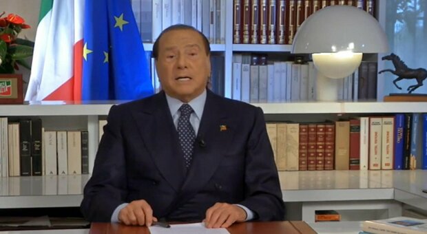 Comunali a Napoli, la lettera di Berlusconi agli elettori: «Ho a cuore le sorti della città»