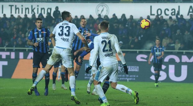 Atalanta-Lazio 1-0: risolve Zapata, il Var toglie un gol di Acerbi al 92’