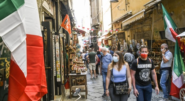 Vacanze a Napoli con la bandiera tricolore sui presepi: Napoli riscopre finalmente i turisti