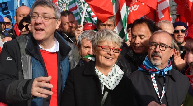 Lavoro, corteo dei sindacati in marcia a Roma, Landini: «Così il governo va a sbattere»