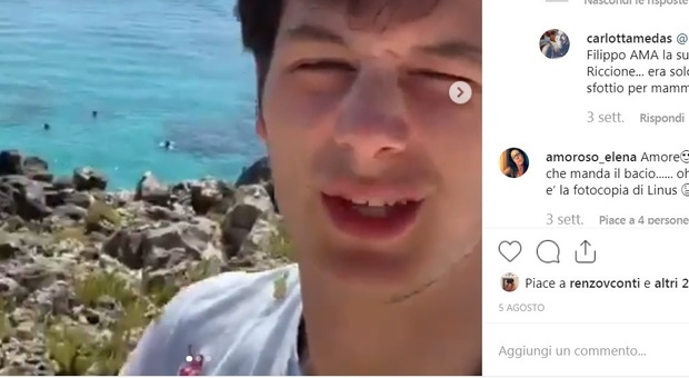 Il figlio di Linus in vacanza nel Salento, su Instagram lo sfottò ai genitori: «Uguale a Riccione»