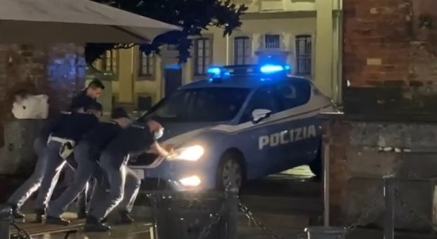 Milano, la volante della polizia si incastra sulla scalinata: gli agenti la tolgono a spinta