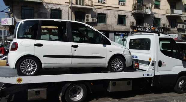 Piazza Garibaldi e molo Beverello, task force anti-abusivi: multe a due autisti Ncc