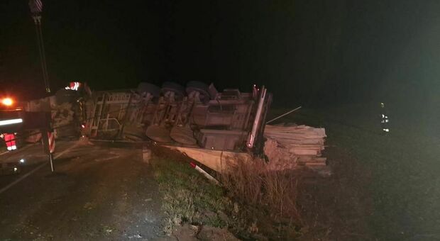 Incidente a Dignano, Tir carico di legname si ribalta sulla strada regionale 463
