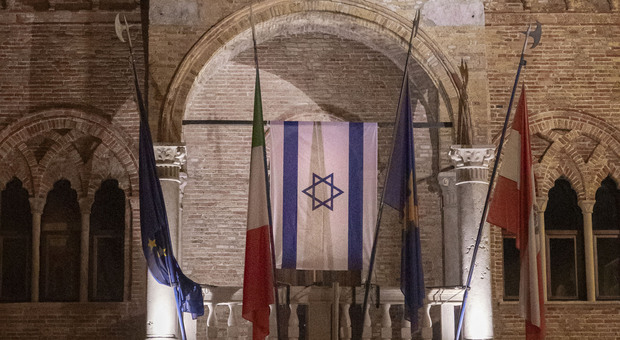 La bandiera di Israele in Municipio a Pordenone