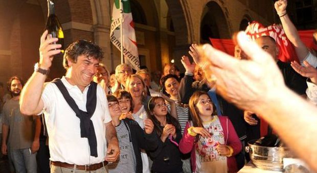 Massimo Seri festeggia dopo la vittoria