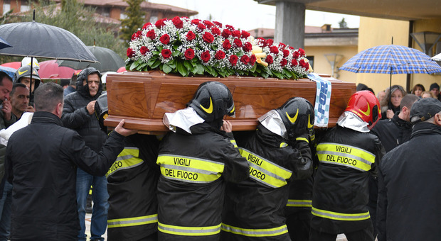 Rieti, l'ultimo saluto al vigile del fuoco e dirigente Npc Andrea Faraglia. Il commosso ricordo di don Rino