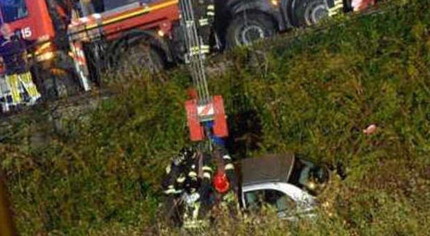 Avellino. Auto precipita dal viadotto, ventenne salva per miracolo | Foto