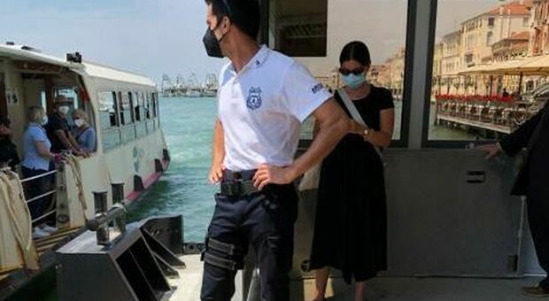 Una guardia giurata controlla che non ci siano "disordini" all'imbarcadero