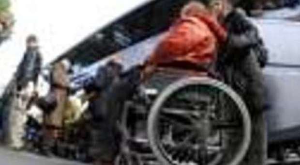 Jesi, “muro” di disabili in carrozzina per bloccare la fidanzata che si intrattiene in auto con un altro