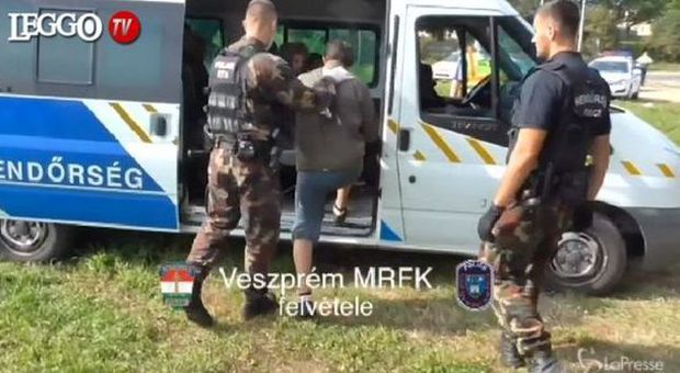 Sciacallo italiano fermato in Ungheria: 33 siriani sul furgone. I migranti: "300 euro per il passaggio"
