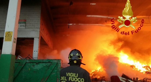 Monterotondo, in fiamme un centro raccolta rifiuti