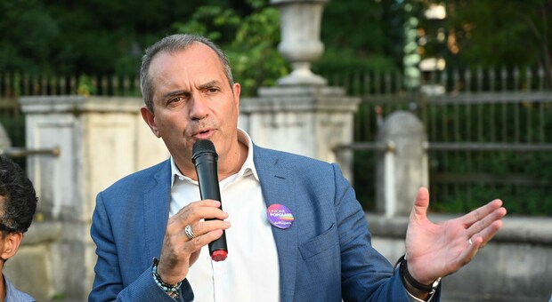 Luigi de Magistris candidato a Napoli: «Il reddito di cittadinanza è utile ma va modificato, l'obiettivo dev'essere il lavoro vero»
