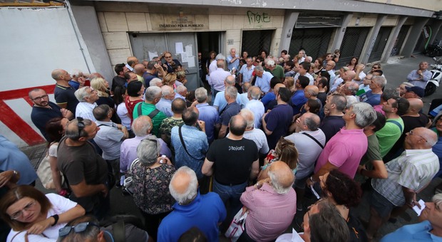Corso Arnaldo Lucci: centinaia di persone all'esterno degli uffici del Comune