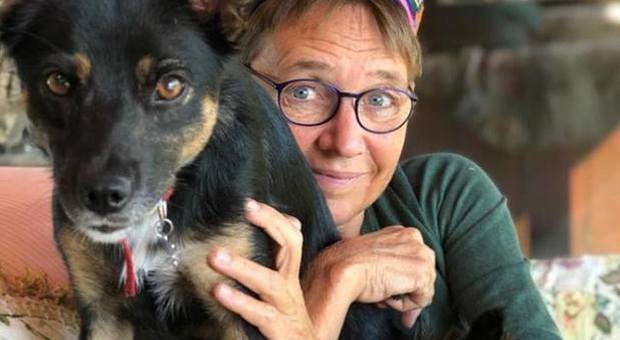 Susanna Tamaro, il cane ucciso da una polpetta avvelenata: «Addio Pimpi, raggio di luce»