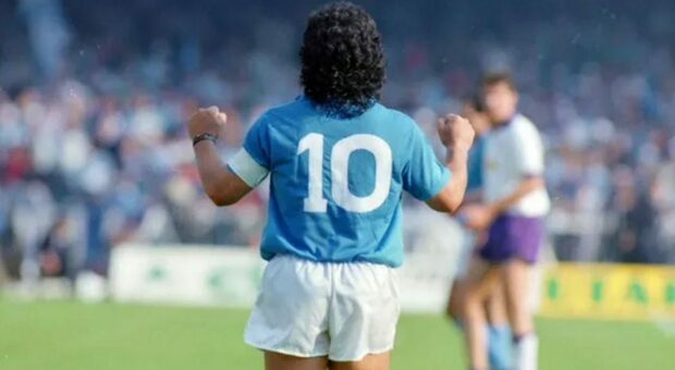Maradona eroe di Napoli, il trionfo su potere e razzismo
