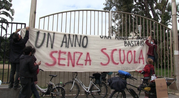 Lockdown a Napoli, genitori e bimbi No Dad occupano la villa comunale contro la chiusura dei parchi