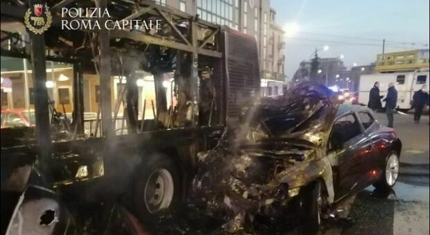 Auto urta bus e si incendia a Centocelle: morto il conducente