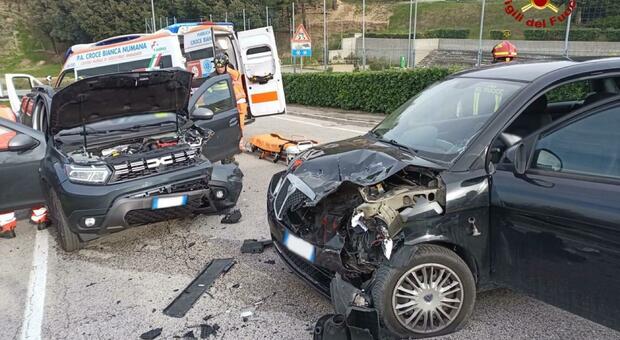 Castelfidardo, violento frontale tra due auto nel primo pomeriggio: quattro feriti nell'impatto