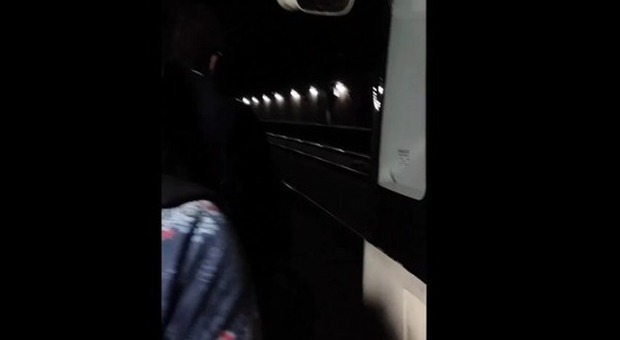 Roma, disagi in metro A: evacuati due treni. "Passeggeri a piedi al buio nella galleria"