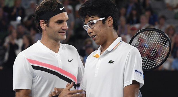 Australian Open, Chung abbandona: Federer in finale