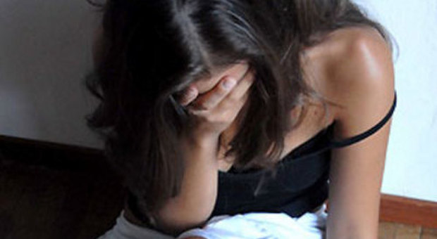 Roma, bastona la compagna incinta davanti al figlio di 3 mesi: arrestato