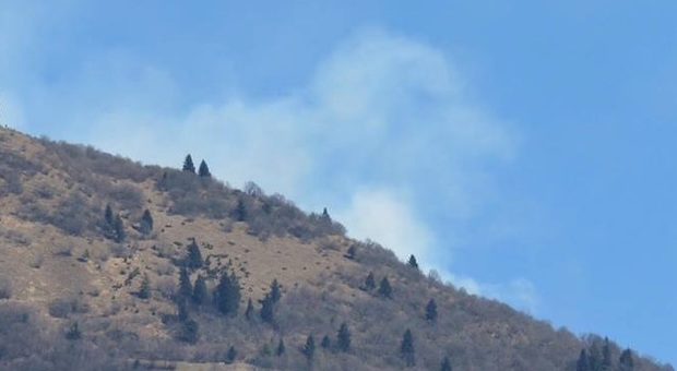 Grosso incendio sul monte Summano: escursionisti "evacuati" per non intralciare le operazioni