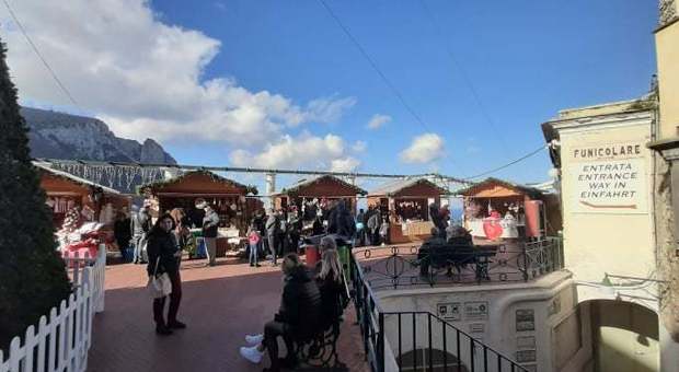 Shopping e solidarietà: a Capri inaugurati i mercatini di Natale
