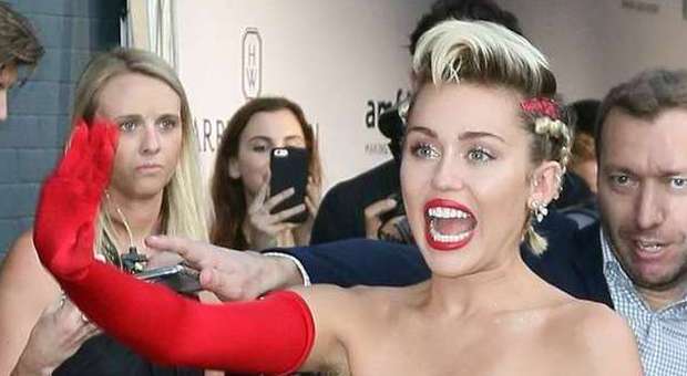 Miley Cyrus e l'outfit sbagliato: Regina di Cuori esagerata all'Amfar Inspiration Gala