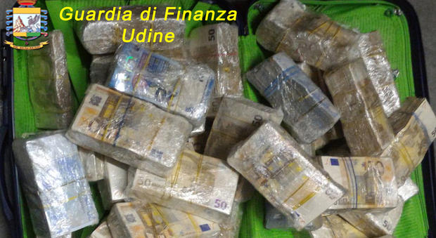 Fermato in A23 con 670mila euro tenta di corrompere i finanzieri