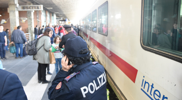 Terni, sorpresi senza biglietto aggrediscono capo treno arrestati dalla polizia ferroviaria