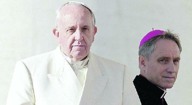 Papa Bergoglio e monsignor Gaenswein: il disgelo per il disbrigo di tante pratiche ereditarie ma resta il rebus sul futuro
