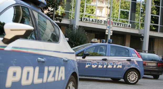 Auto della polizia ad Avellino