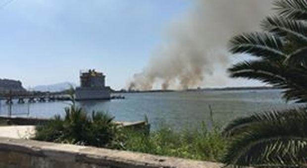 Incendio Bacoli via Spiaggia Romana