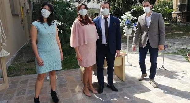 Ostia, il matrimonio al tempo del Coronavirus: sposi e testimoni con la mascherina