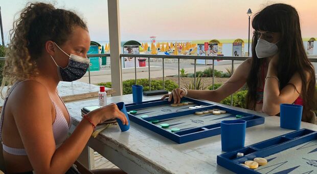 Backgammon on the beach, il veneziano Martinello vince il titolo e fa "manita": 4 giorni di eventi con giocatori di 6 diversi Paesi