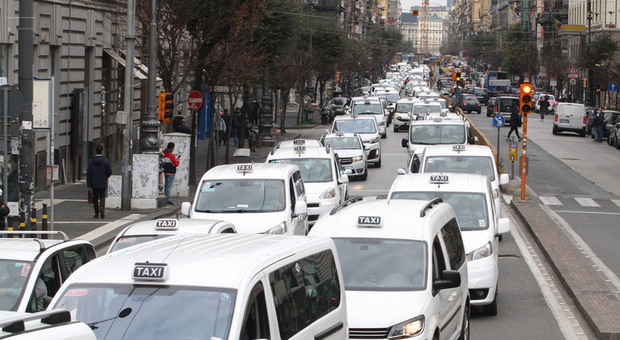 Taxi a Napoli, raffica di sanzioni da parte della polizia locale