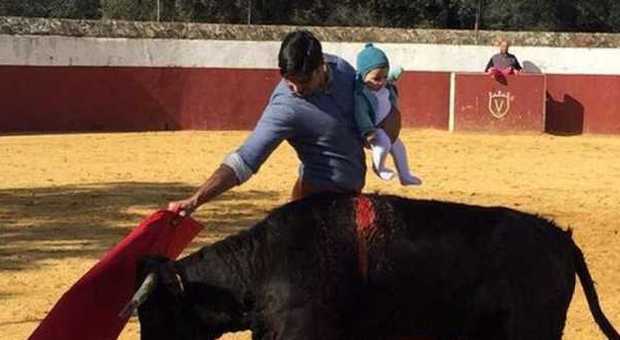 Corrida con la figlia di 5 mesi, il torero sommerso dalle critiche. "Una tradizione di famiglia"