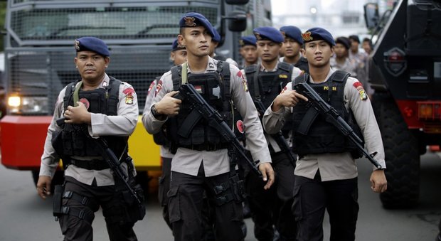 Indonesia, accoltella 7 bambini in una scuola elementare: la folla lo strappa agli agenti e lo lincia