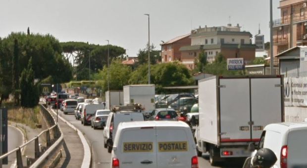 Roma, tocca in moto un'auto e si schianta contro un palo: muore un 17enne