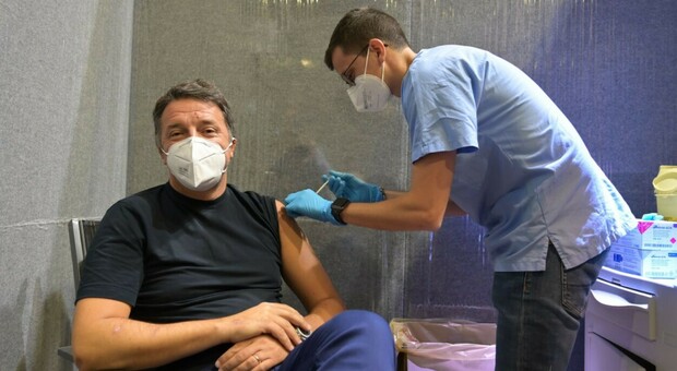Matteo Renzi si è vaccinato, la foto su Twitter: «Con questa per una volta nessuno farà polemica»