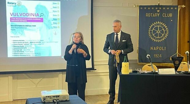 La responsabile del progetto Vulvodinia Serena de' Santi e il presidente del Rotary Club Napoli Antonio Ascione