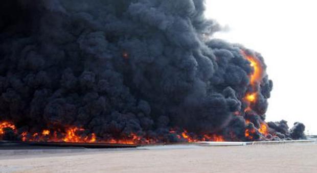 Libia, esplosione all'oleodotto: "È stato un commando di terroristi". Il prezzo del greggio vola