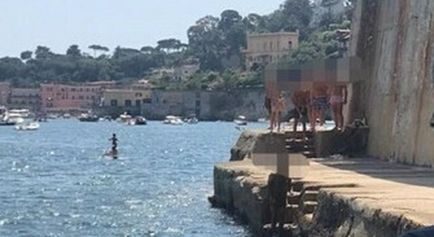 Uomo nudo tra i bagnanti a Posillipo, arrestato in spiaggia