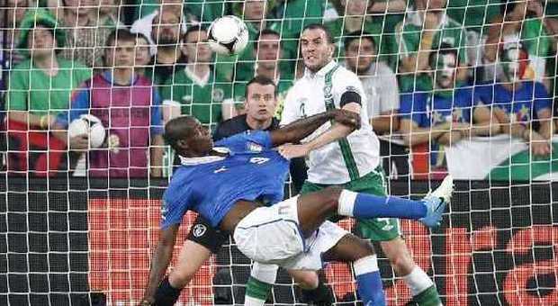 Il gol di Mario Balotelli all'Irlanda (foto LaPresse)