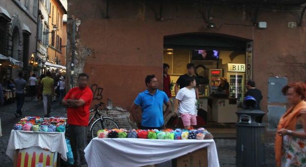 Roma, blitz contro l'abusivismo: sequestri a 19 ambulanti