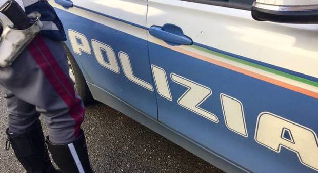 Napoli, in possesso di 12 smartphone e 700 euro: arrestato dalla polizia dopo uno scontro