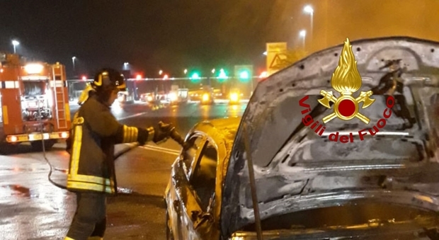 Auto a fuoco al casello Loreto-Porto Recanati dell'autostrada A14, in salvo il conducente