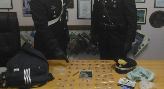 Le dosi sequestrate dai carabinieri