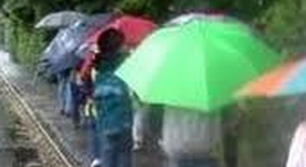 Piove a mensa: i bambini delle elementari per pranzo devono andare in un'altra scuola